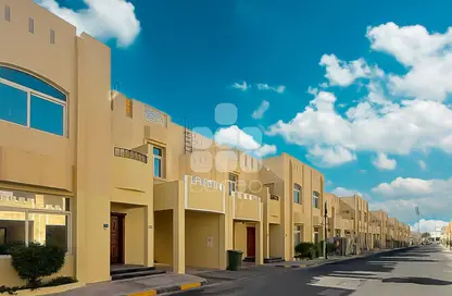 فيلا - 4 غرف نوم - 4 حمامات للايجار في سوق الغرافة - الغرافة - الدوحة