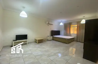 Living Room image for: Townhouse - 1 Bedroom - 1 Bathroom for rent in Al Hanaa Street - Al Gharrafa - Doha, Image 1