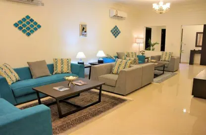 صورة لـ غرفة المعيشة فيلا - 4 غرف نوم - 6 حمامات للايجار في شارع الوعب - الوعب - الدوحة ، صورة رقم 1