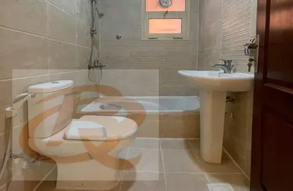 صورة لـ حمام شقة - 2 غرف نوم - 2 حمامات للايجار في بن عمران - فريج بن عمران - الدوحة ، صورة رقم 1