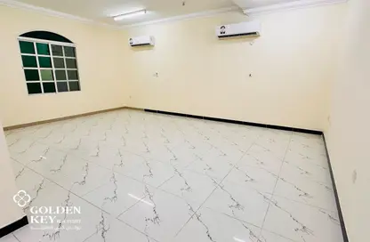 فيلا - 5 غرف نوم - 5 حمامات للايجار في فلل عين خالد - عين خالد - الدوحة