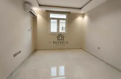 شقة - 2 غرف نوم - 2 حمامات للايجار في شارع ابن الهيثم - فريج عبد العزيز - الدوحة