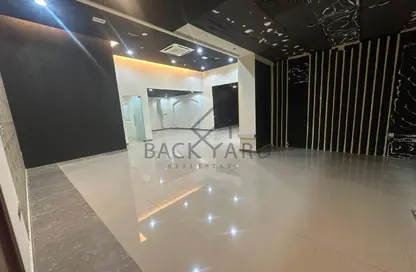 محل تجاري - استوديو - 2 حمامات للايجار في برج المنا - الطريق الدائري الثالث - السد - الدوحة