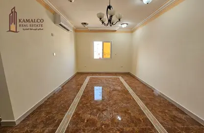 شقة - 2 غرف نوم - 2 حمامات للايجار في شارع المطار القديم - طريق المطار القديم - الدوحة