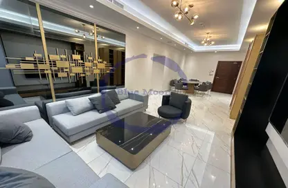 Living Room image for: Penthouse - 3 Bedrooms - 4 Bathrooms for rent in Floresta Gardens - Floresta Gardens - The Pearl Island - Doha, Image 1