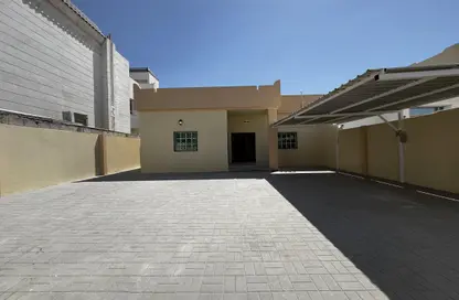 Villa - 4 Bedrooms - 2 Bathrooms for rent in Bu Hamour Street - Abu Hamour - Doha