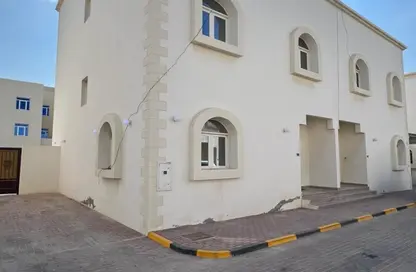 Villa - 5 Bedrooms - 4 Bathrooms for rent in Umm Qarn - Al Daayen