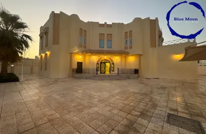 فيلا - 4 غرف نوم - 6 حمامات للايجار في الدفنة - الدفينة - الدوحة