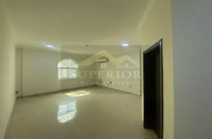 شقة - 3 غرف نوم - 2 حمامات للايجار في الدوحة الجديدة - الدوحة