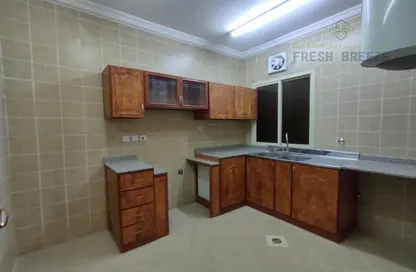 صورة لـ مطبخ شقة - 2 غرف نوم - 2 حمامات للايجار في فريج بن محمود - الدوحة ، صورة رقم 1
