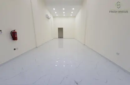 Shop - Studio - 1 Bathroom for rent in Abu Talha Street - Fereej Bin Omran - Doha