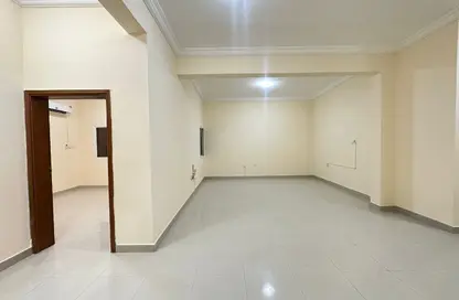 شقة - 2 غرف نوم - 2 حمامات للايجار في شارع المطار القديم - طريق المطار القديم - الدوحة