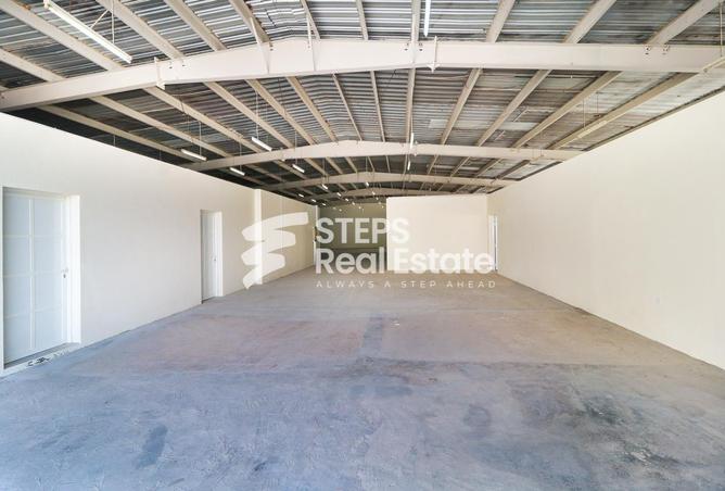 Warehouse - Studio - 4 Bathrooms for rent in Industrial Area 4 - Industrial Area - Industrial Area - Doha