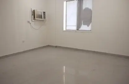 Apartment - 4 Bedrooms - 2 Bathrooms for rent in Umm Ghuwailina 4 - Umm Ghuwailina - Doha