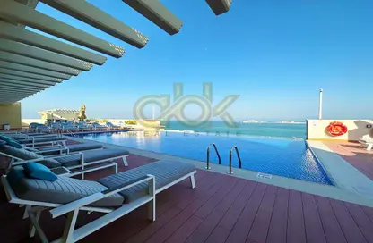 صورة لـ حوض سباحة شقة - 2 غرف نوم - 3 حمامات للايجار في شقق جاردينو - جزيرة اللؤلؤة - الدوحة ، صورة رقم 1