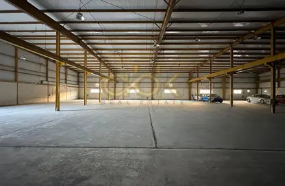 Warehouse - Studio - 4 Bathrooms for rent in Industrial Area 1 - Industrial Area - Doha