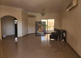 صورةغرفة المعيشة لـ: شقة - 2 غرف نوم - 2 حمامات للكراء في شارع  بو هامو - أبو هامور - الدوحة, صورة 1