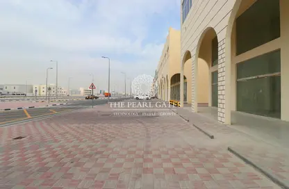 محل تجاري - استوديو للايجار في شارع الصناعية الشرقي - بركة العوامر - الوكرة