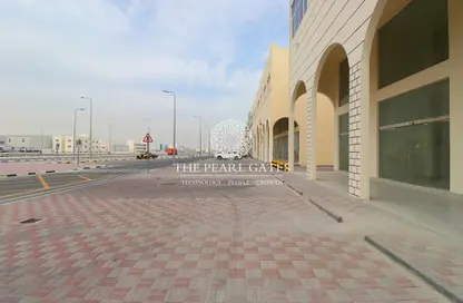 محل تجاري - استوديو للايجار في شارع الصناعية الشرقي - بركة العوامر - الوكرة