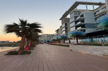 Apartment - 1 Bedroom - 2 Bathrooms for rent in Gewan Island - The Pearl Island - Doha