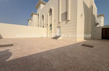 فيلا - 4 غرف نوم - 3 حمامات للايجار في شمال مويثر - منطقة مويثر - الدوحة