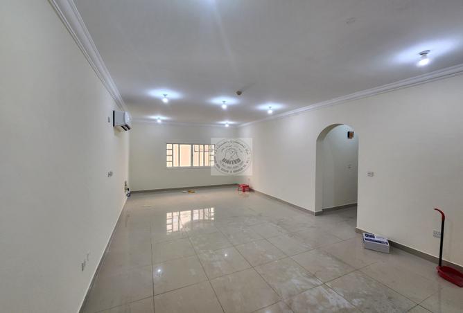 Apartment - 3 Bedrooms - 2 Bathrooms for rent in Bin Omran 35 - Fereej Bin Omran - Doha