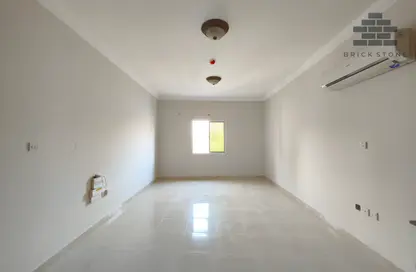 Apartment - 1 Bedroom - 1 Bathroom for rent in Umm Ghwailina Comm - Umm Ghuwalina - Umm Ghuwailina - Doha