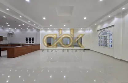 Villa - 3 Bedrooms - 6 Bathrooms for rent in Umm Abirieh - Al Shamal