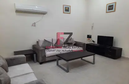 صورة لـ غرفة المعيشة شقة - 2 غرف نوم - 2 حمامات للايجار في شارع ثابت بن زايد - المنصورة - الدوحة ، صورة رقم 1