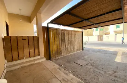 فيلا - 2 غرف نوم - 2 حمامات للايجار في طريق سلوى - العزيزية - الدوحة