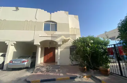 فيلا - 4 غرف نوم - 3 حمامات للايجار في شارع عقبة بن نافع - طريق المطار القديم - الدوحة