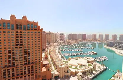 شقة - 2 غرف نوم - 3 حمامات للايجار في طريق بورتو الشرقي - بورتو أرابيا - جزيرة اللؤلؤة - الدوحة