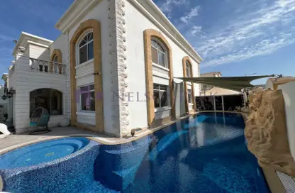 صورة لـ حوض سباحة فيلا - 5 غرف نوم - 7 حمامات للبيع في المعمورة - المعمورة - الدوحة ، صورة رقم 1