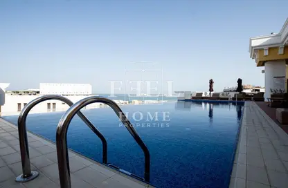 صورة لـ حوض سباحة شقة - غرفة نوم - 1 حمام للايجار في فيفا غرب - فيفا بحرية - جزيرة اللؤلؤة - الدوحة ، صورة رقم 1