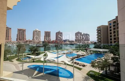 صورة لـ حوض سباحة شقة - 2 غرف نوم - 4 حمامات للبيع في The St. Regis Marsa Arabia Island - Marsa Arabia - جزيرة اللؤلؤة - الدوحة ، صورة رقم 1