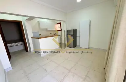 شقة - غرفة نوم - 1 حمام للايجار في الدفنة - الدفينة - الدوحة