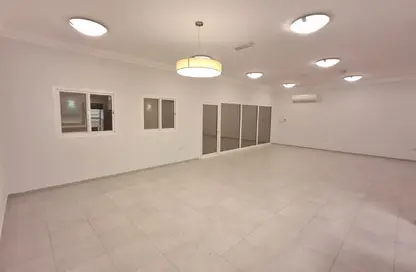 مجمع سكني - 4 غرف نوم - 6 حمامات للايجار في شارع ام السنيم - عين خالد - الدوحة