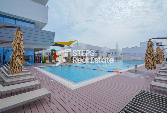 مجمع سكني - 5 غرف نوم - 6 حمامات للايجار في Les Roses 3 - Les Roses Compound - الدوحة