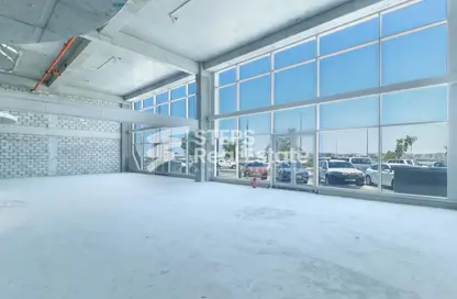 معرض - استوديو - 1 حمام للايجار في بلوك 6 أركان - بروة الشارع التجاري - أم السنيم - الدوحة