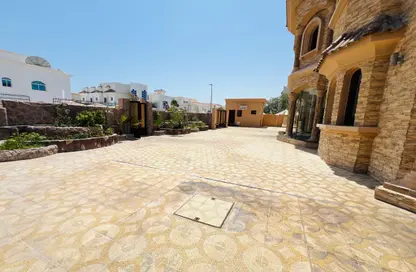 فيلا - 8 غرف نوم - 8 حمامات للايجار في شارع عنيزة - الحي الدبلوماسي - الدوحة