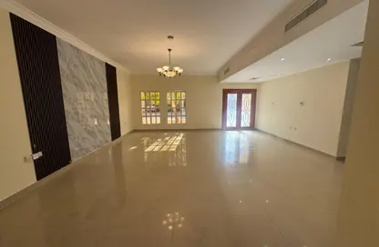فيلا - 4 غرف نوم - 5 حمامات للايجار في فلل عين خالد - عين خالد - الدوحة