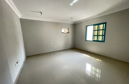 Apartment - 2 Bedrooms - 2 Bathrooms for rent in Umm Ghwailina Comm - Umm Ghuwalina - Umm Ghuwailina - Doha