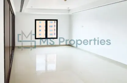 شقة - 2 غرف نوم - 3 حمامات للايجار في طريق بورتو الشرقي - بورتو أرابيا - جزيرة اللؤلؤة - الدوحة