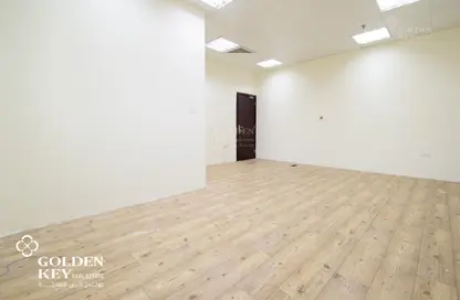 مساحات مكتبية - استوديو - 2 حمامات للايجار في شارع حطين - المنتزه - الدوحة