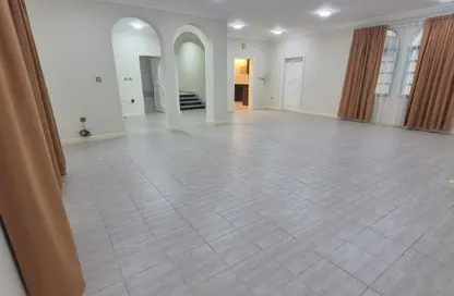 Apartment - 4 Bedrooms - 4 Bathrooms for rent in Al Sadd Road - Al Sadd - Doha