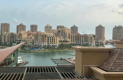 شقة - 2 غرف نوم - 3 حمامات للايجار في طريق بورتو الشرقي - بورتو أرابيا - جزيرة اللؤلؤة - الدوحة