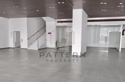 Show Room - Studio - 3 Bathrooms for rent in B-Ring Road - Doha
