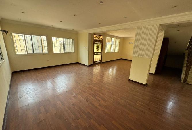 983921 - Property Image 2