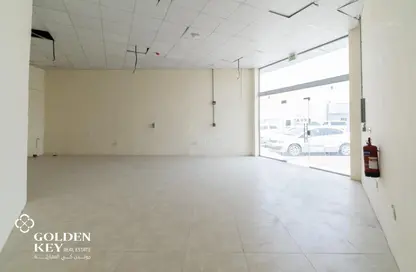 محل تجاري - استوديو - 2 حمامات للايجار في طريق سلوى - العزيزية - الدوحة
