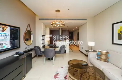 صورة لـ غرفة المعيشة / غرفة الطعام شقة - 2 غرف نوم - 3 حمامات للايجار في شاتو - قناة كوارتييه - جزيرة اللؤلؤة - الدوحة ، صورة رقم 1